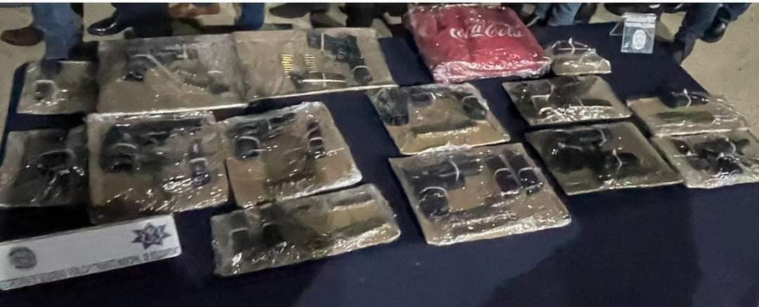 En Playa del Carmen detienen a 13 sujetos armados; viajaban en dos camionetas cuando les marcaron el alto; traían pistolas .9 mm y .380.