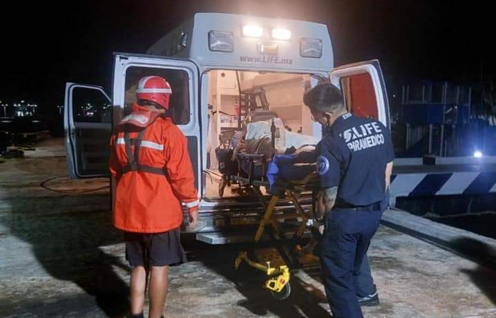 Evacúa la Marina a una mujer a punto de dar a luz en Isla Mujeres; personal del Ensar apoyó el trasladado hacia Puerto Juárez.