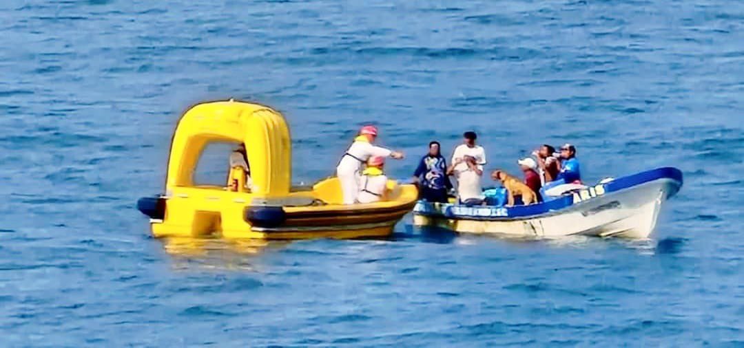 Tripulación de crucero rescata a 6 pescadores de Cozumel desaparecidos en alta mar; esta mañana fueron ubicados a 20 millas al noreste de Cabo Catoche.