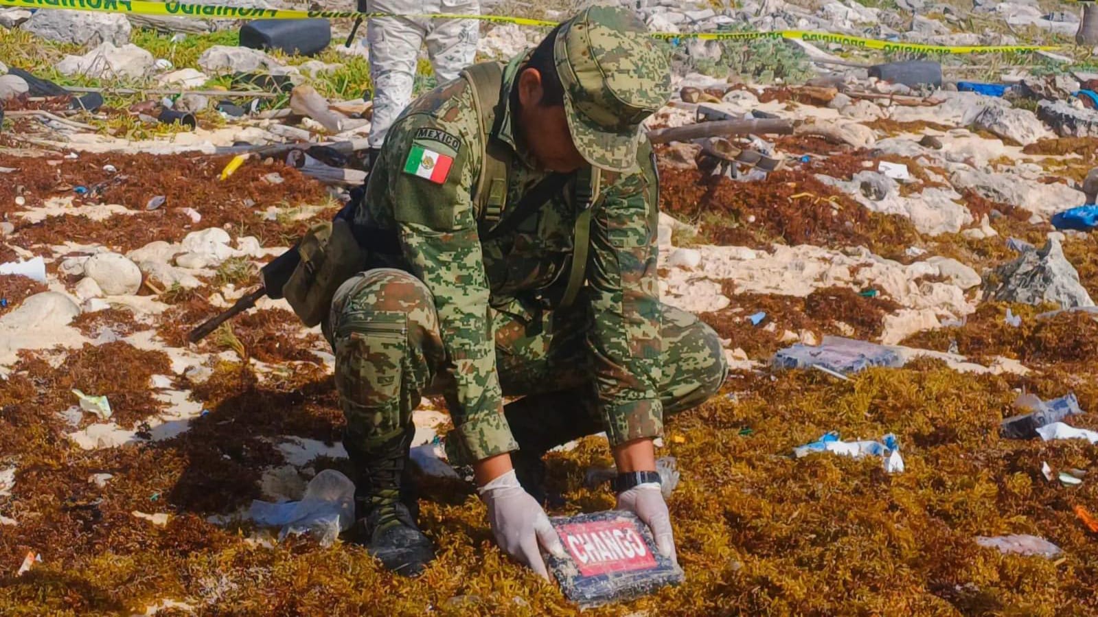 Hallan 22 paquetes de cocaína en una playa de Cozumel; la droga fue localizada por militares que hacían su rondín por la zona costera de la isla.