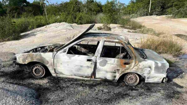 Hallan vehículo quemado al final del fraccionamiento Prado Norte