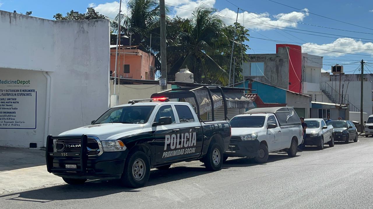 Hombre pierde la vida en una domicilio de la avenida Palenque de Cancún; la víctima se golpeó la cabeza al intentar ingresar por una ventana.