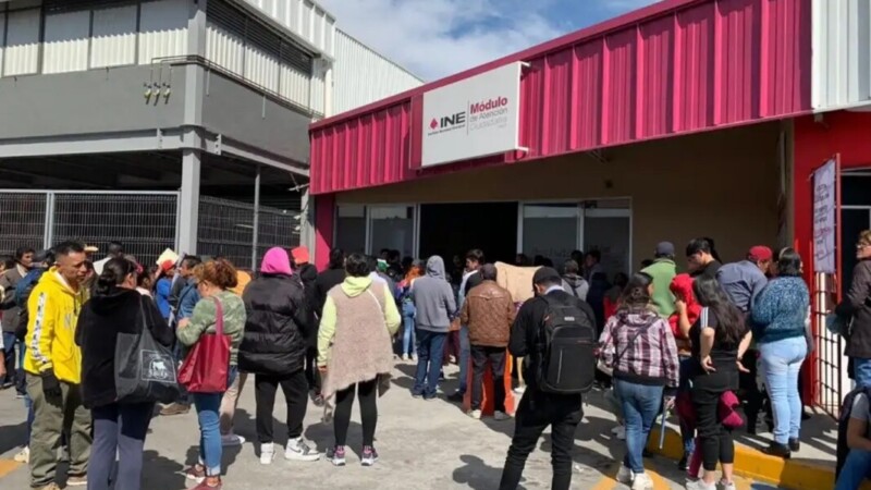 Todo al último momento; abarrotan módulos del INE