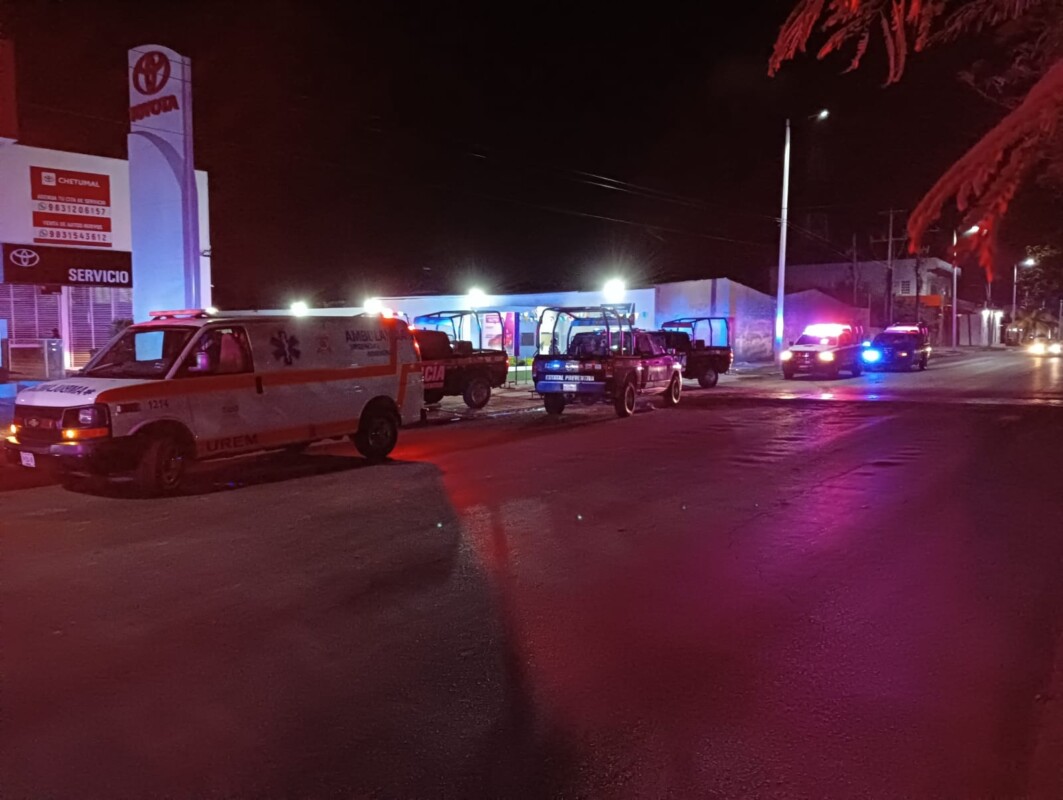 Intentan ejecutar a guardia de seguridad en Chetumal; los hechos se registraron frente a una concesionaria de autos en la Insurgentes.
