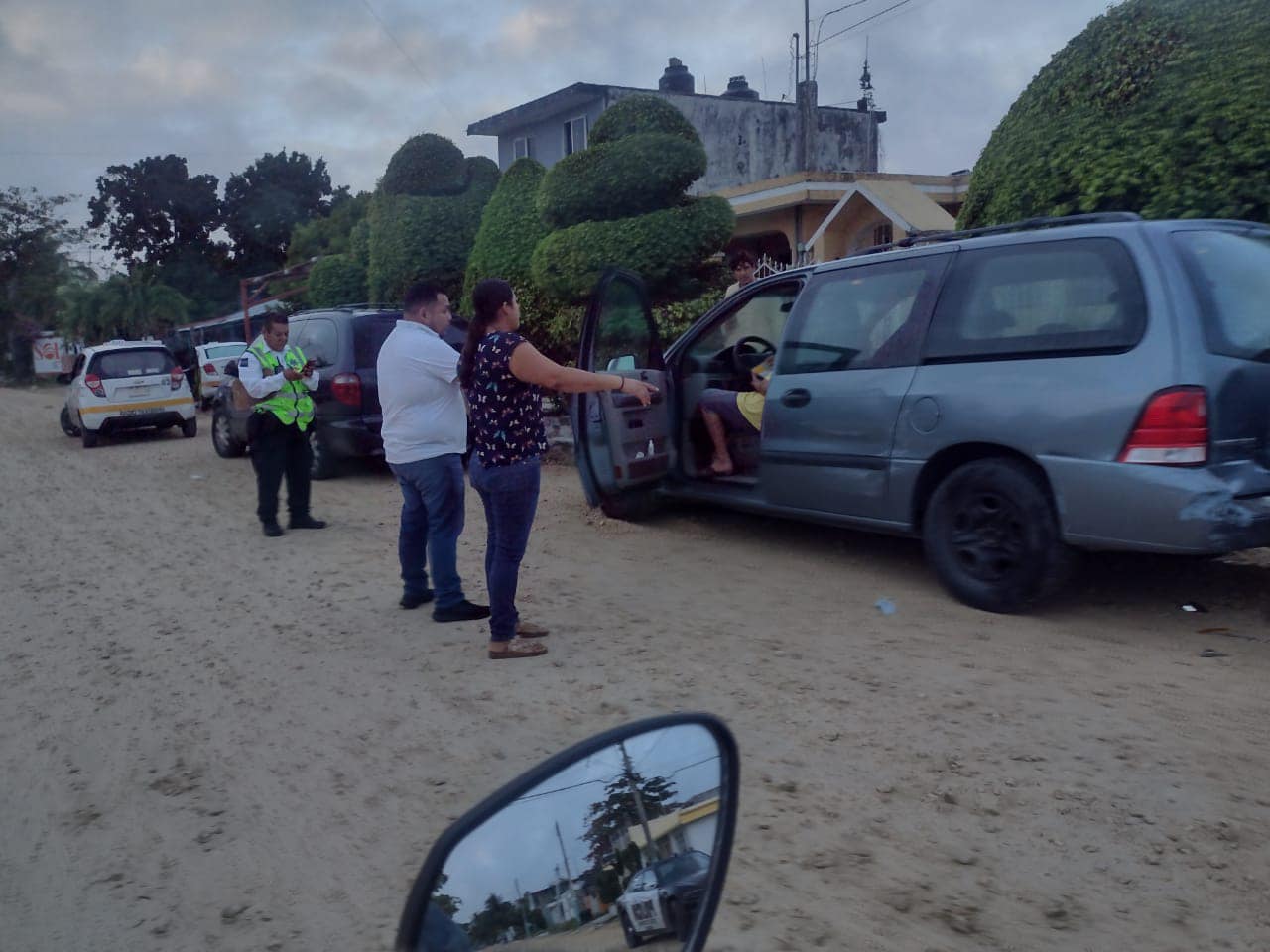 Menor resulta lesionada en un choque en Chetumal; conductora pierde el control y se impacta contra una camioneta estacionada.