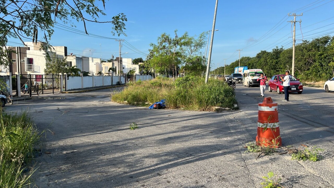 Muere motociclista en trágico accidente en el Arco vial de Cancún; vehículo fantasma lo impacta y lo lanza a varios metros contra el pavimento.