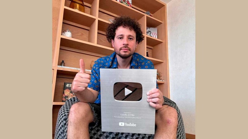 Nueve años después, Luisito Comunica recibe placa de YouTube 100 mil suscriptores