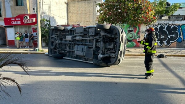 Playa del Carmen: Conductora se ‘vuela’ el alto y provoca la volcadura de una van con turistas (VIDEO)