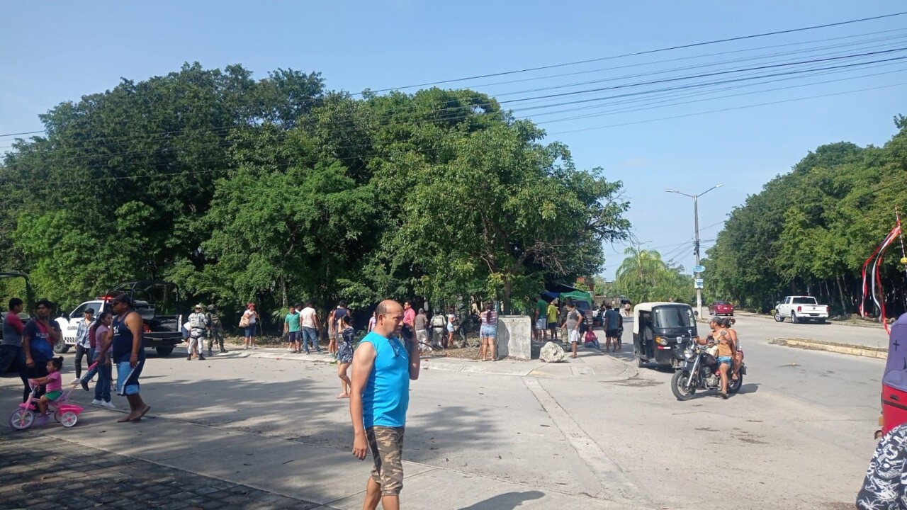 Presunto conductor ebrio arrolla a cuatro personas en el fraccionamiento La Joya; por el exceso de velocidad chocó con un puesto ambulante.