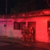 Sofocan bomberos incendio en casa abandonada en Chetumal
