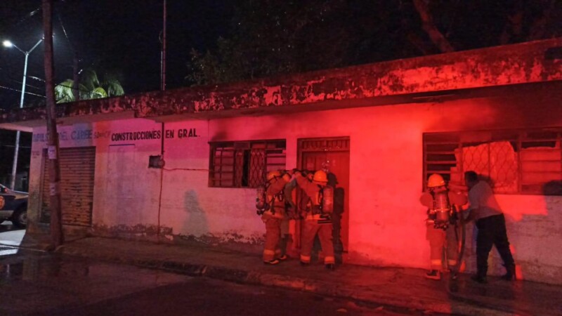 Sofocan bomberos incendio en casa abandonada en Chetumal