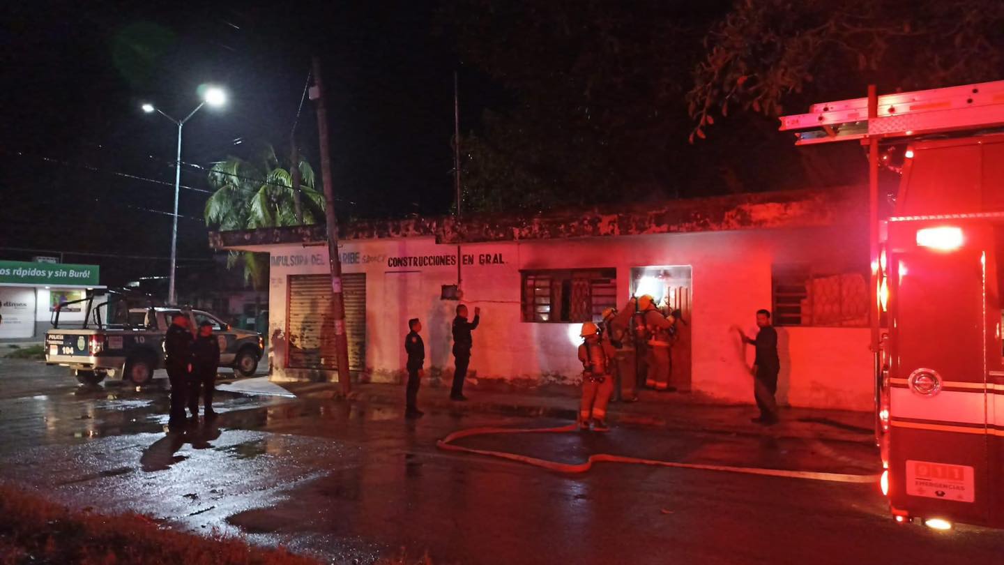 Sofocan bomberos incendio en casa abandonada en Chetumal; al parecer el siniestro ocurrió por una fogata hecha por personas en situación de calle.