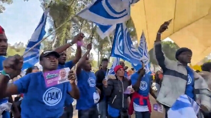 Confiesa PAN que entregaron playeras y banderas a los haitianos