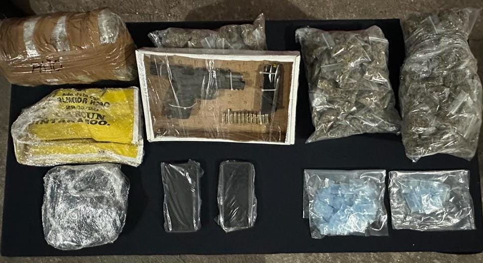 Caen dos en Paraíso Maya con drogas y arma de fuego; les fueron aseguradas diversas cantidades de enervantes y una pistola .9 mm.