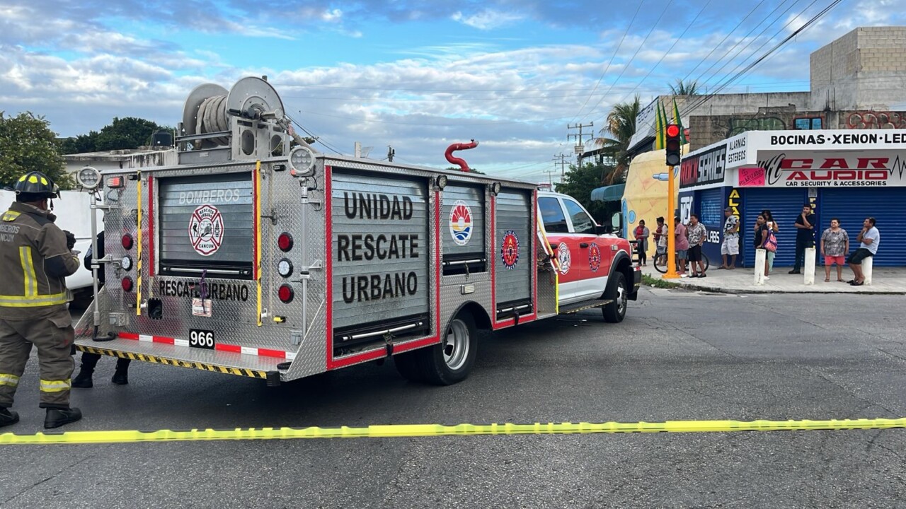 Motociclista pierde la vida en trágico accidente en Ruta 4 y avenida CTM de Cancún; intentó dar una vuelta prohibida y cae al pavimento donde es aplastado.