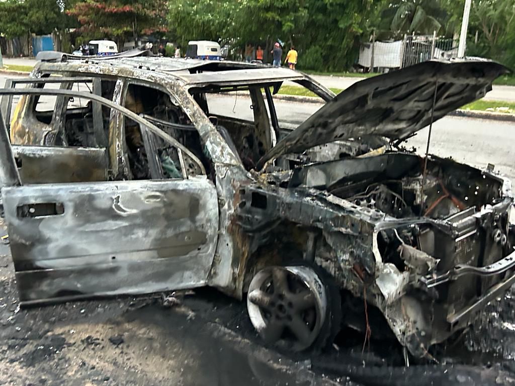 Escuchan explosión y luego se incendia una camioneta en la Supermanzana 234 de Cancún; el percance no dejó personas lesionadas en avenida Costa Maya.