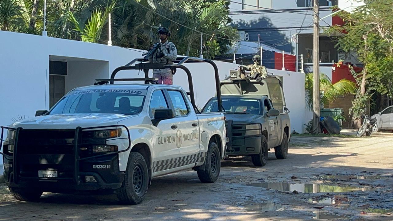 Hallan taxi de Isla Mujeres con cuerpos embolsados en su interior en la delegación Alfredo V. Bonfil; los hechos en la calle Colosio.
