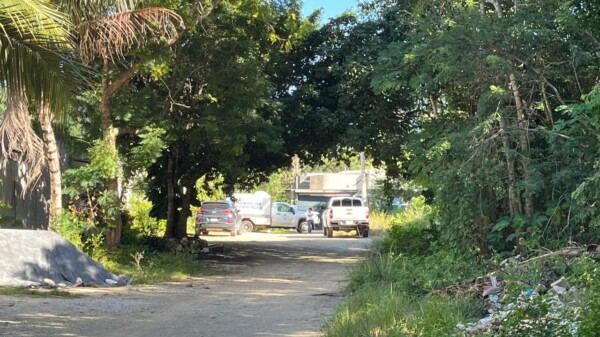 Hallan taxi de Isla Mujeres con cuerpos embolsados en su interior en la delegación Alfredo V. Bonfil