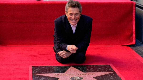 Willem Dafoe es reconocido con estrella en el Paseo de la Fama