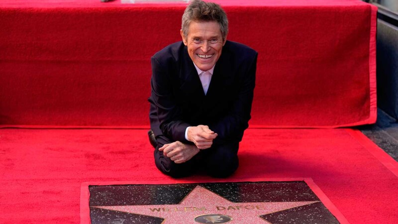 Willem Dafoe es reconocido con estrella en el Paseo de la Fama