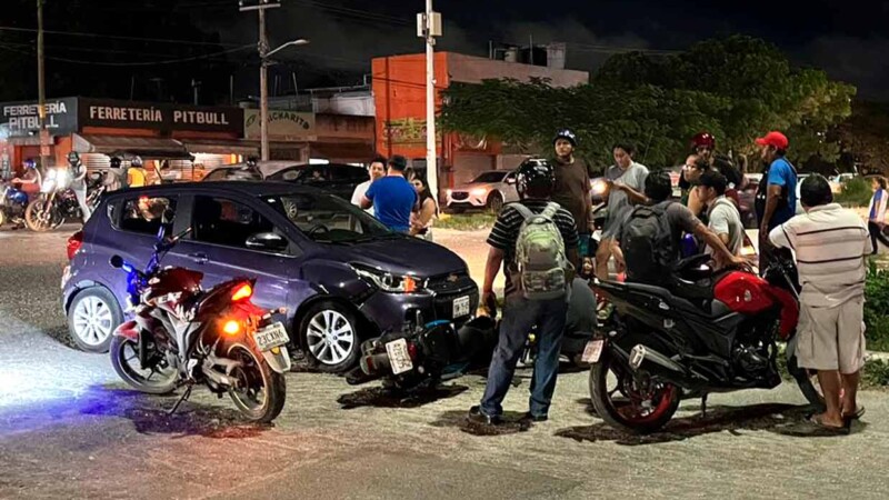 Conductor en Cancún arrolla a familia que circulaba en una motocicleta