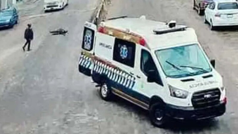 Cae paciente de ambulancia cuando era trasladado a un hospital
