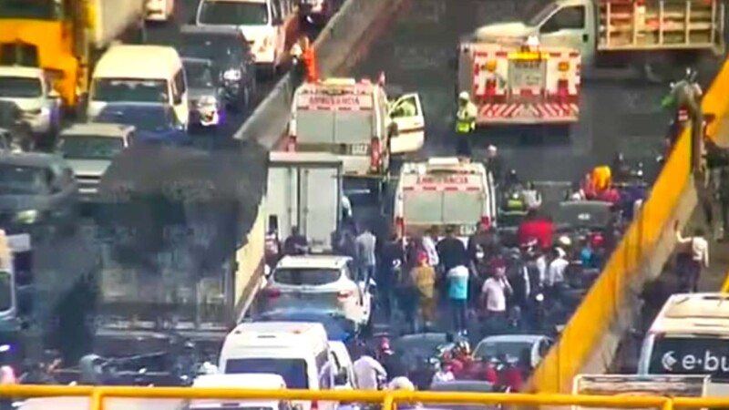 Tractocamión de basura causa carambola y 12 heridos en Edomex