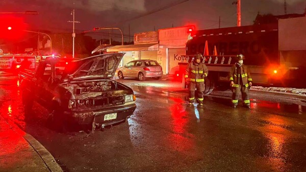 Fuego consume una camioneta en la avenida Talleres de Cancún