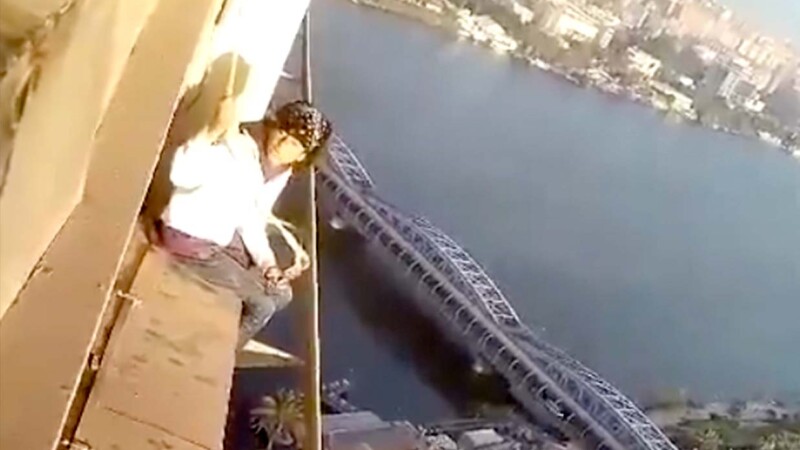 Joven se lanza de edificio de 26 pisos en Egipto