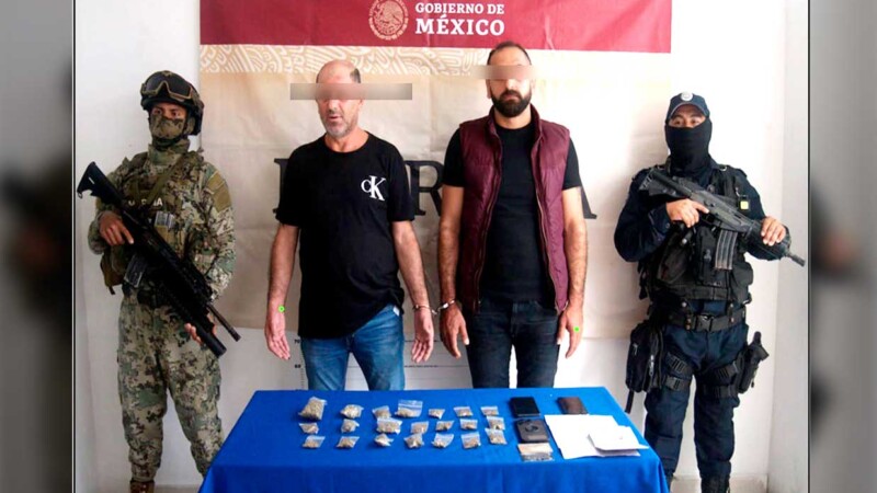 Detienen con droga a dos sujetos en centro de Cancún 