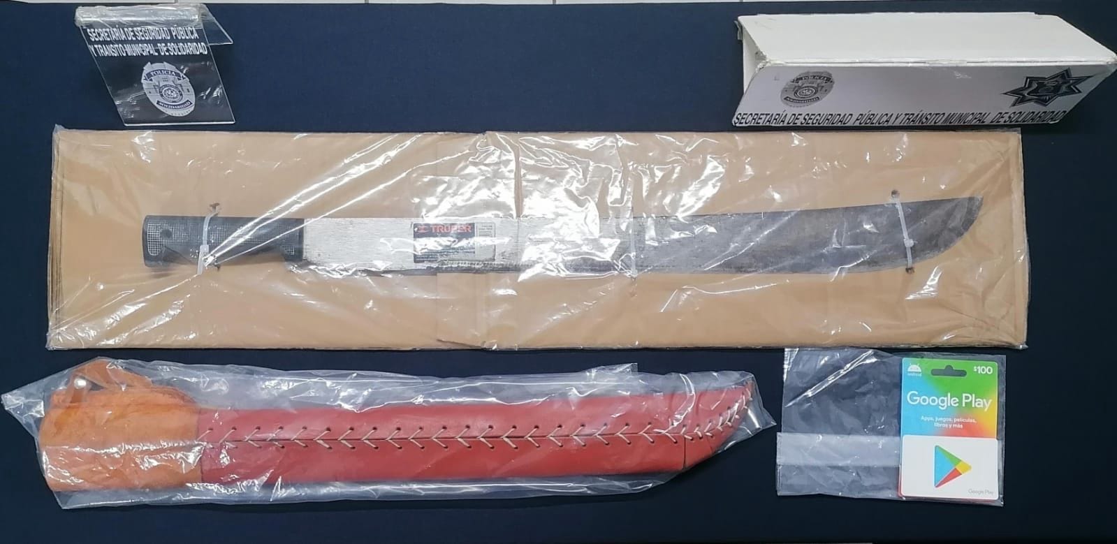 Detienen a dos por robo y narcomenudeo en Playa del Carmen, a uno de los asegurados se le decomisó un machete.