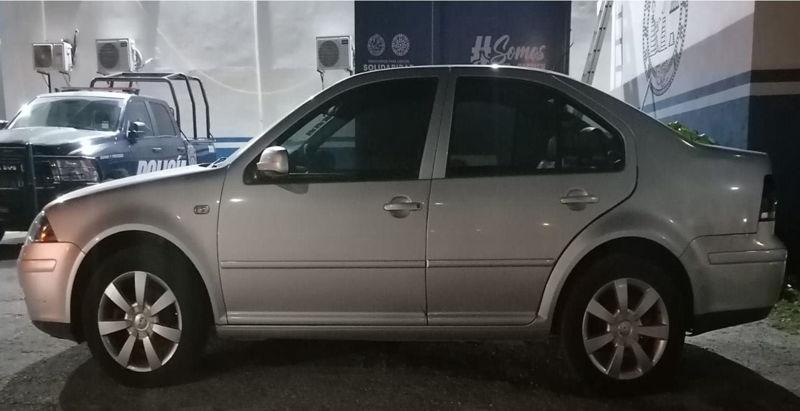 Playa del Carmen: Detienen a dos y recuperan dos vehículos con reportes de robo; en el estacionamiento de un centro comercial fue asegurado un VW Jetta.