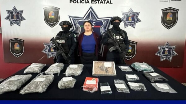 En Cancún detienen a mujer en posesión de drogas y un revólver