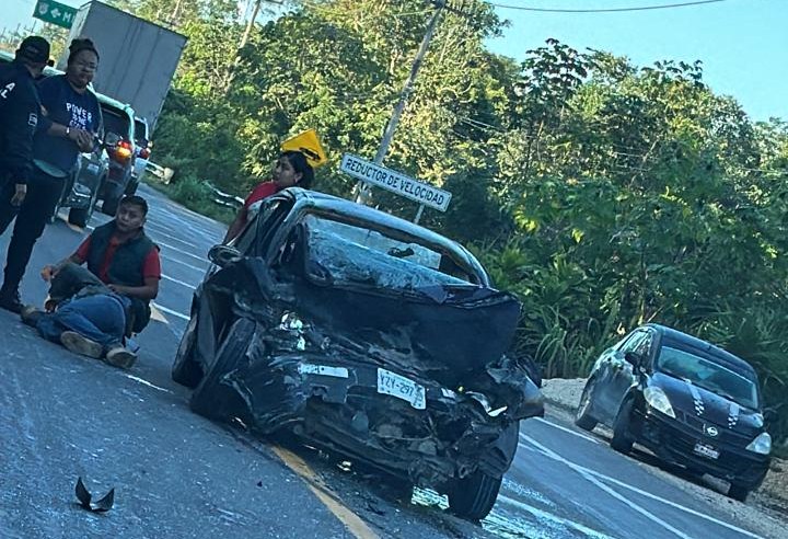 Otro fatídico accidente en la carretera Tulum-Felipe Carrillo Puerto; auto compacto se estrella contra un autobús que transportaba turistas hacia el aeropuerto.