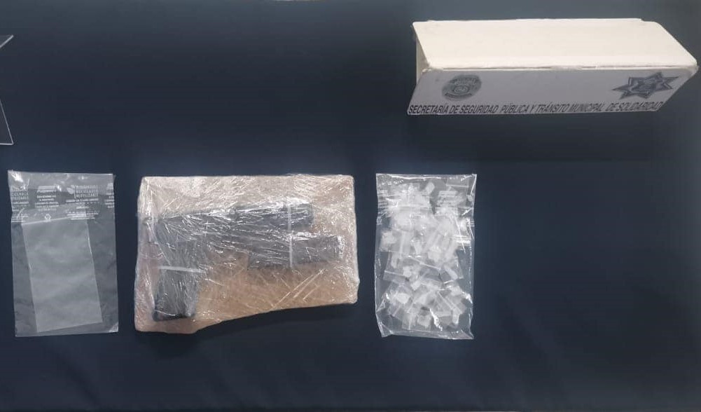 Detienen a mujer droga y arma de fuego en Playa del Carmen; a Sandra “N” le decomisaron 40 envoltorios con cristal.