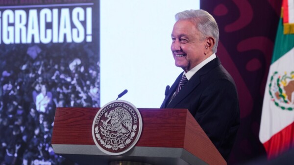 Presenta AMLO portada de su libro: ‘¡Gracias’!