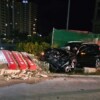 Abandonan auto de lujo tras choque en Puerto Cancún
