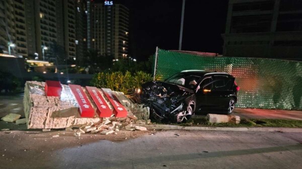 Abandonan auto de lujo tras choque en Puerto Cancún