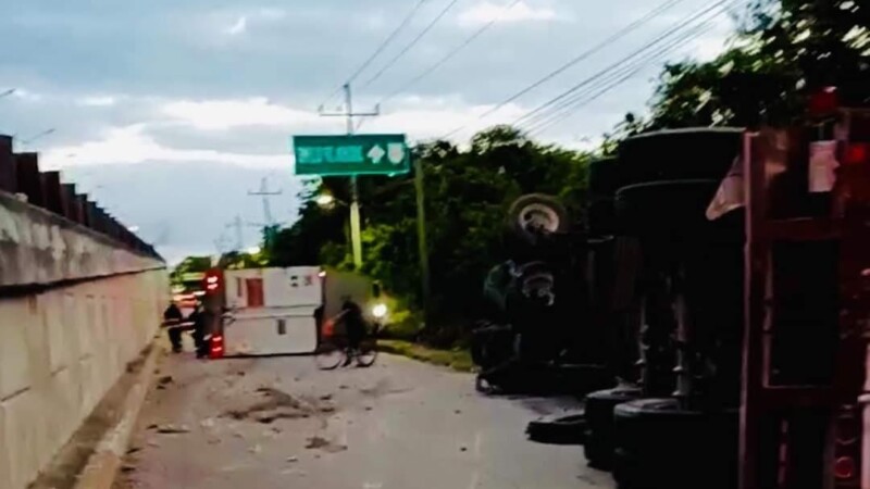 Descarrila tráiler a la entrada de Puerto Aventuras en Playa del Carmen