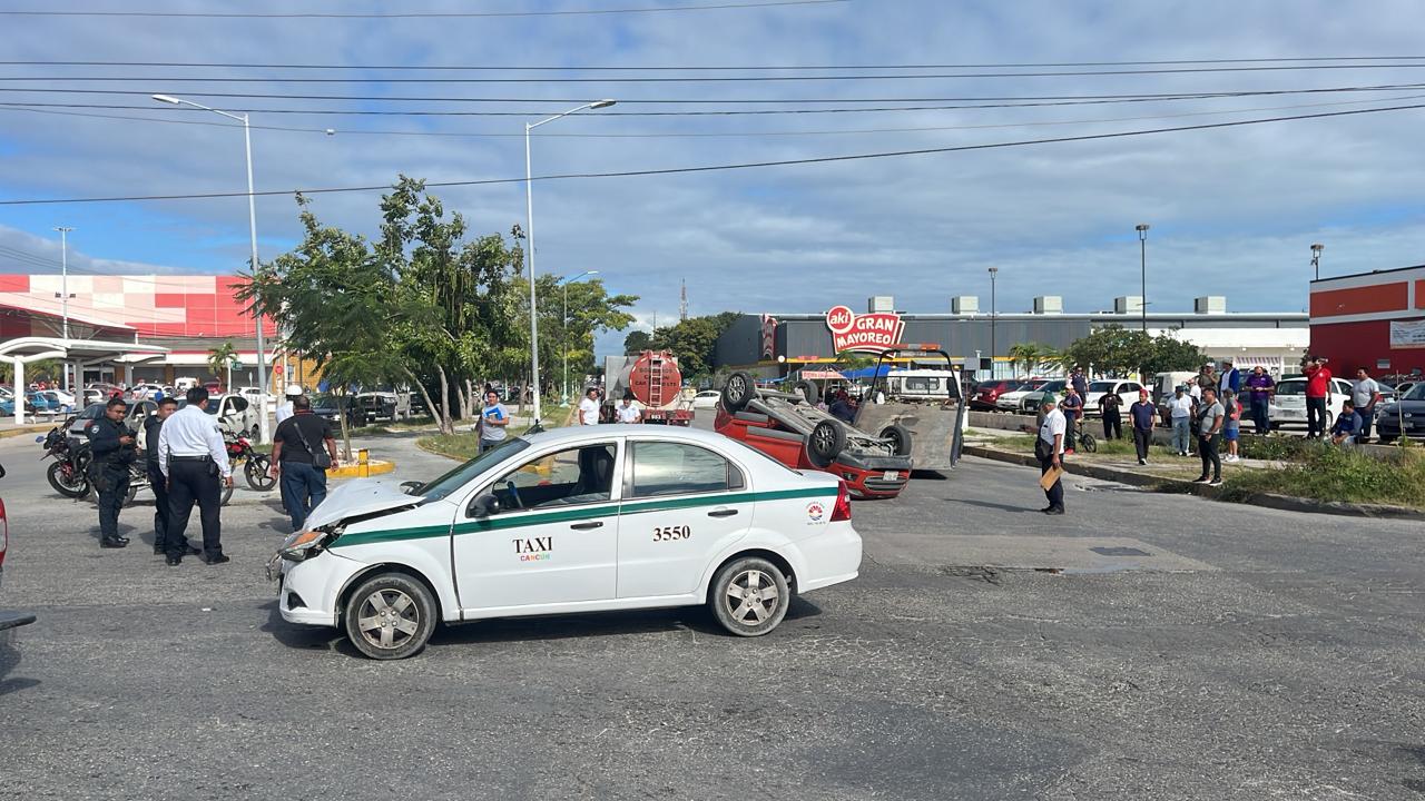 Aparatoso choque y volcadura en la 20 de Noviembre con Chac Mool; afortunadamente no hubo personas lesionadas tras el impacto entre un taxi y una camioneta.