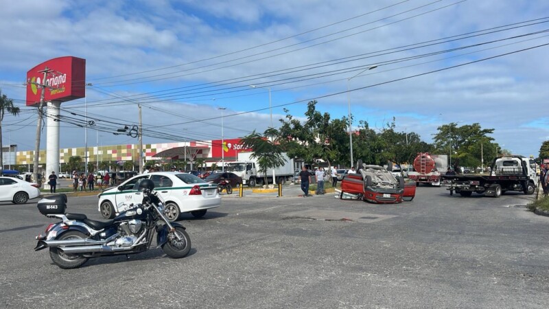 Aparatoso choque y volcadura en la 20 de Noviembre con Chac Mool