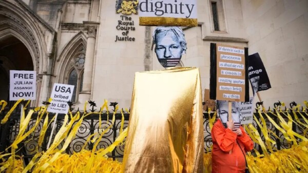 Assange usa último recurso para evitar extradición a EU