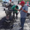 Continúa jornada de bacheo emergente en colonias de Tulum