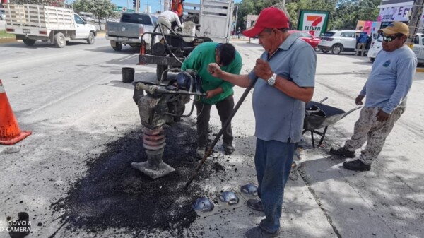 Continúa jornada de bacheo emergente en colonias de Tulum