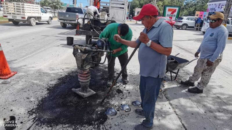 Continúa jornada de bacheo emergente en colonias de Tulum