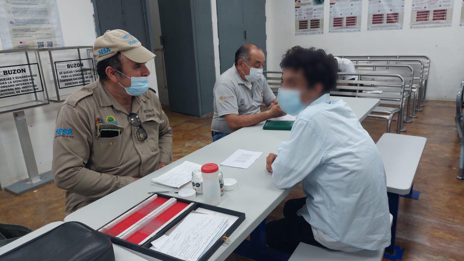 Concluyen proceso migratorio de 12 cubanos rescatados por crucero cerca de Mahahual; se trata de 5 mujeres, una de ellas embarazada, y siete hombres.