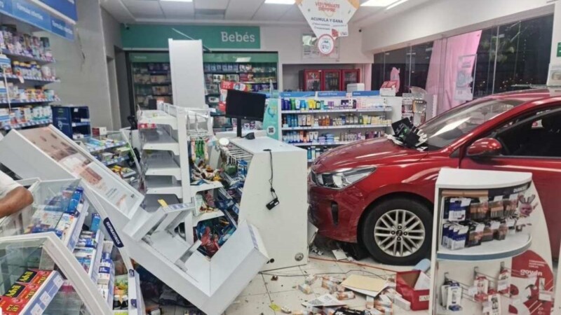 Conductor termina dentro de una farmacia en la Zona Hotelera de Cancún