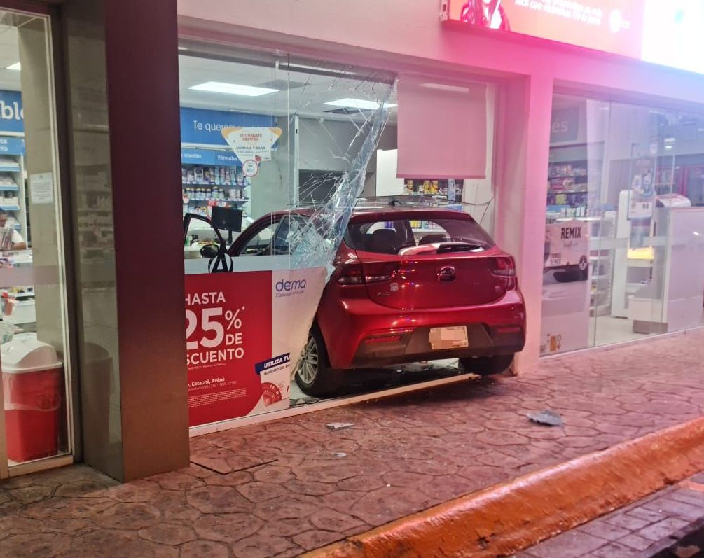 Conductor termina dentro de una farmacia en la Zona Hotelera de Cancún; perdió el control al circular por el área del estacionamiento.