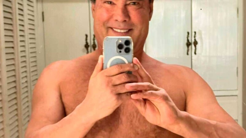 Critican a Eduardo Yáñez por subir foto semidesnudo