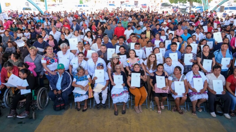 Da certeza jurídica Mara Lezama a familias de Zona Maya y entrega títulos de propiedad